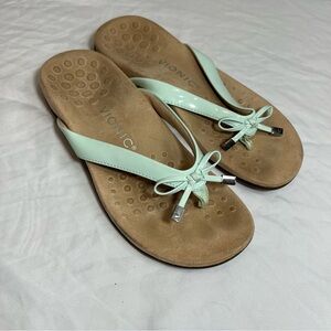 Vionic Bella sea foam green thong flip flop sandals size 6